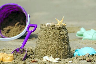 Strand mit Sandspielzeug